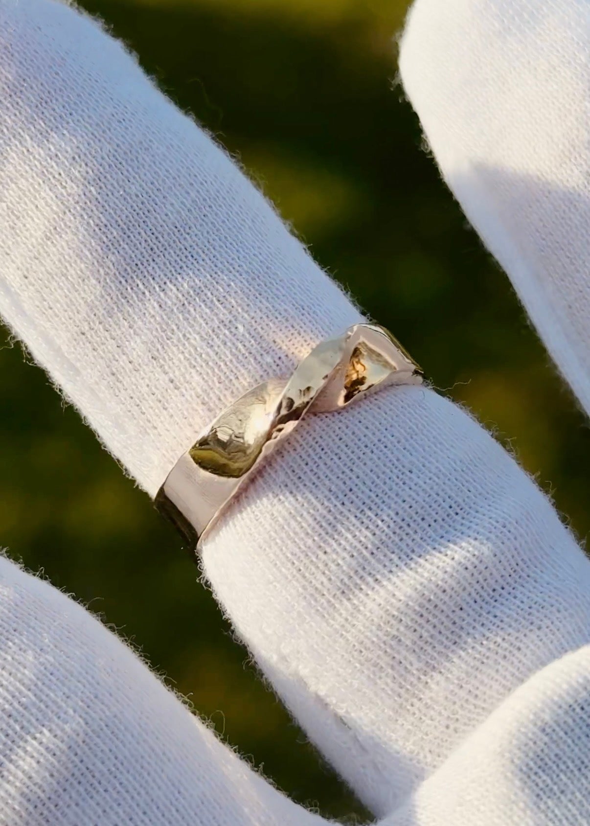 Hammered Edge 5mm Gold Mobius Ring