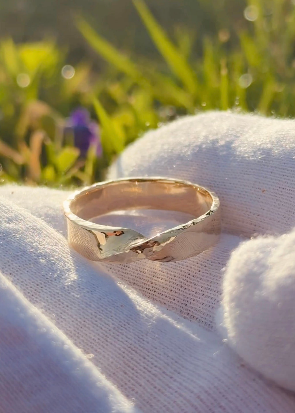 Hammered Edge 5mm Gold Mobius Ring