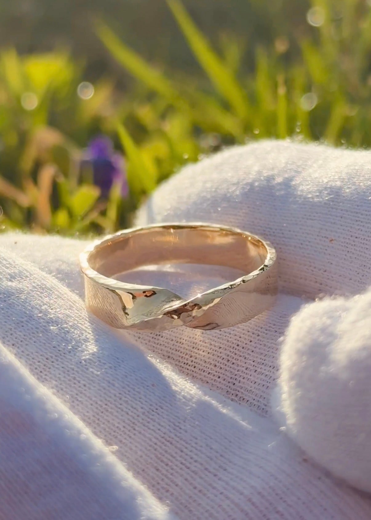 Hammered Edge 5mm Gold Mobius Ring