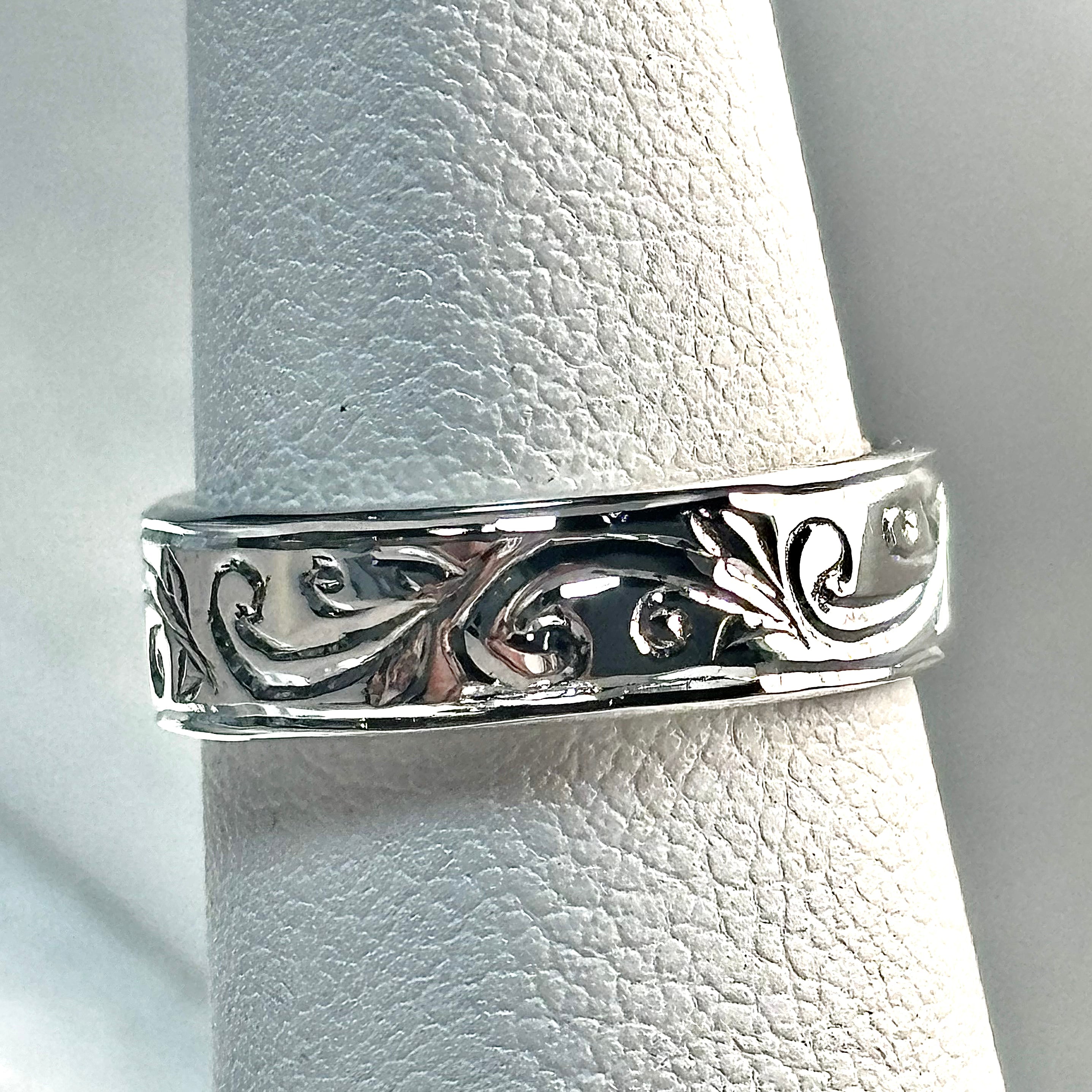 14k Hand-Engraved Band